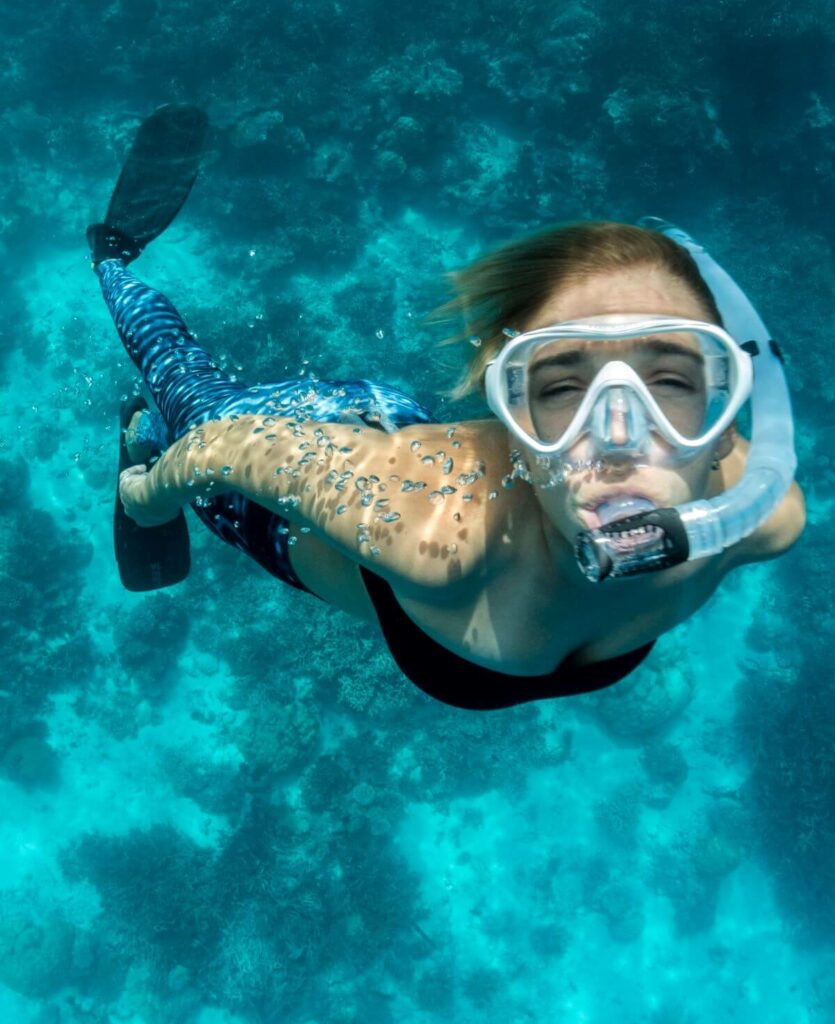 Frau mit Leggins zum Schwimmen und Schnorcheln