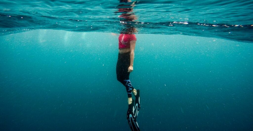Frau mit Sea Leg Pants im Wasser
