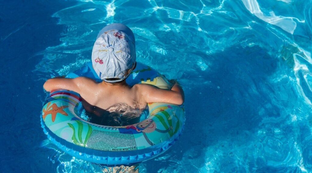 Baby im Schwimmbad