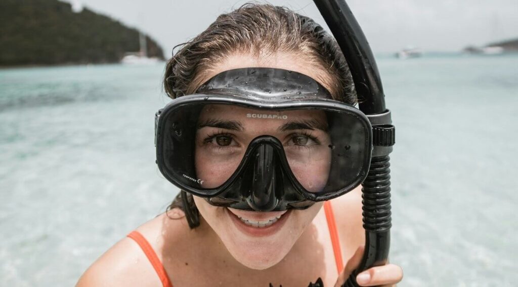 Frau mit Schnorchel an Strand