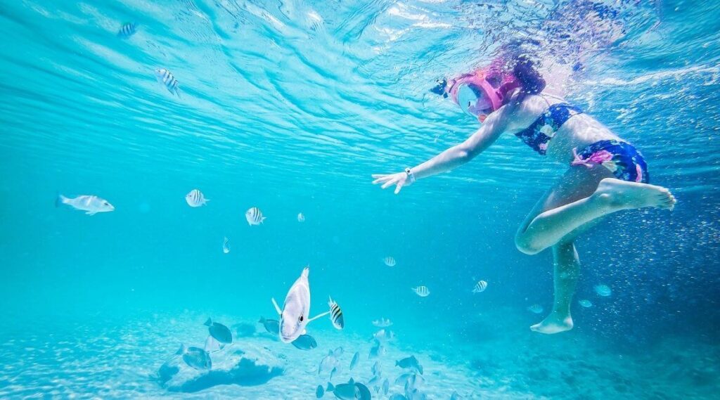 Kind Schnorcheln unter Wasser