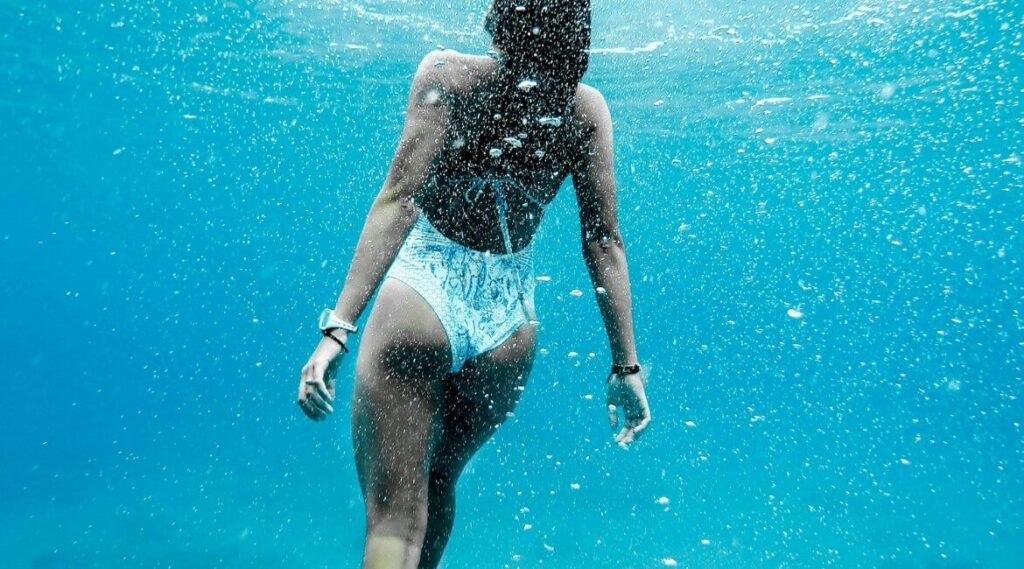 Schwimmerin beim Tauchen mit wasserdichter Uhr